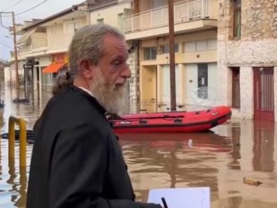 «Γνώριζα ποια σπίτια είχαν αρρώστους» – Ο π. Αθανάσιος της πλημμυρισμένης&nbsp;Φαρκαδόνας