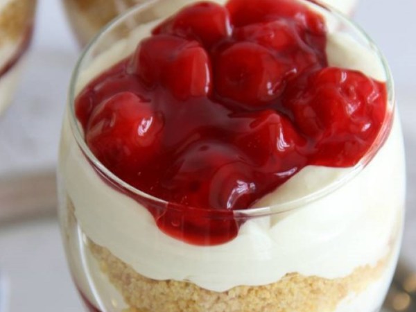 Ατομικά cheesecakes με&nbsp;κεράσι