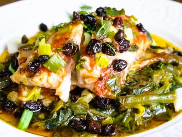 Μπακαλιάρος με σέσκουλα, σπανάκι και&nbsp;σταφίδες