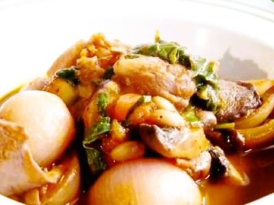 Μανιτάρια στιφάδο με σπανάκι και&nbsp;φασόλια