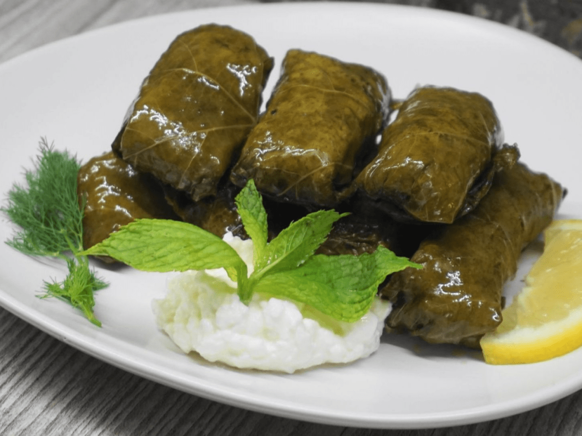 Ντολμαδάκια γιαλαντζί με σάλτσα&nbsp;γιαουρτιού